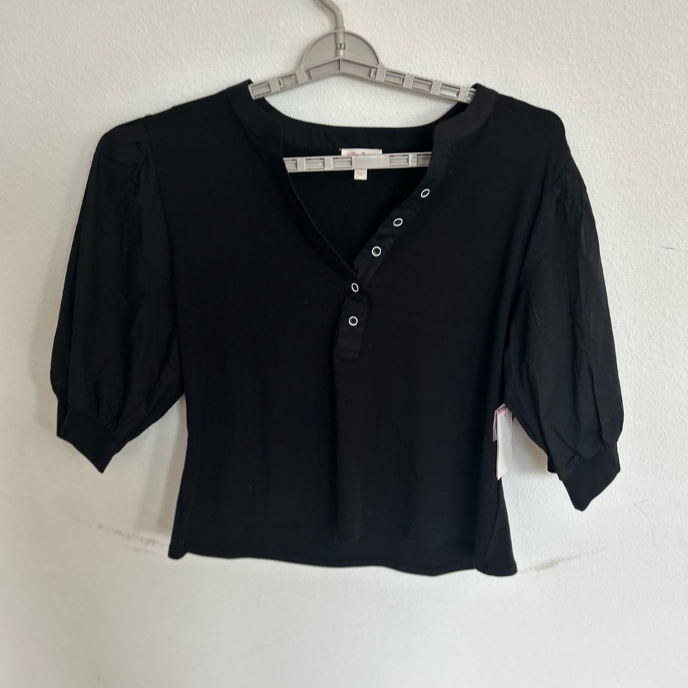riley & rae Women’s Black Top wPuffy Sleeves
Size XL
NWT